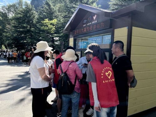 九寨溝旅游高峰期 三千余名青年志愿者用專業(yè)與熱情為游客護(hù)航